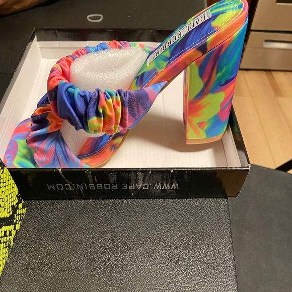 Flashy box/Cape Robbin Heels 8.5 - Picture 3 of 4